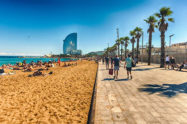 Un día soleado en la playa de la Barceloneta, Barcelona, Cataluña, España — Foto de Stock