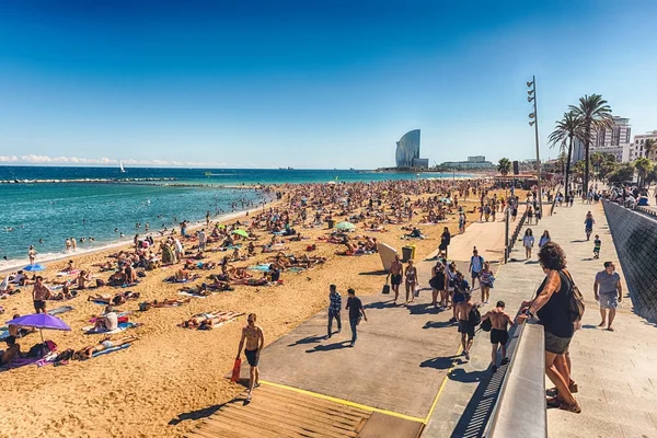 Egy napsütéses napon a Barceloneta strandtól, Barcelona, Katalónia, Spanyolország — Stock Fotó