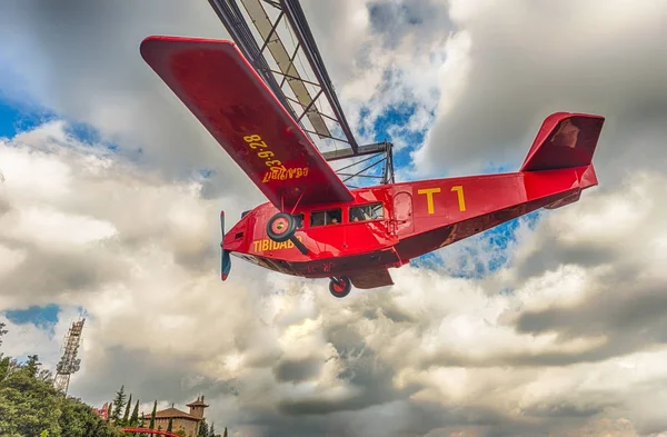 Карусель из красного самолета в парке аттракционов Tibidabo, Барселона, Каталония, Испания — стоковое фото