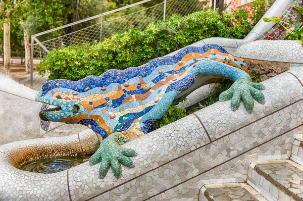 La sculpture emblématique du Dragon dans le Parc Guell, Barcelone, Catalogne, Espagne — Photo