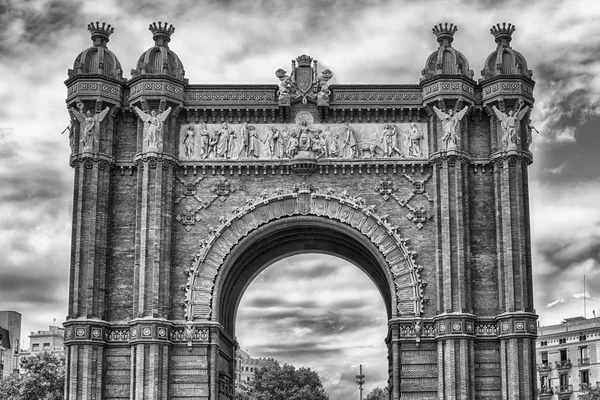 Arco del Triunfo, icónico arco triunfal en Barcelona, Cataluña, España —  Fotos de Stock