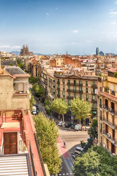 Luchtfoto uitzicht over de daken van Barcelona, Catalonië, Spanje — Stockfoto