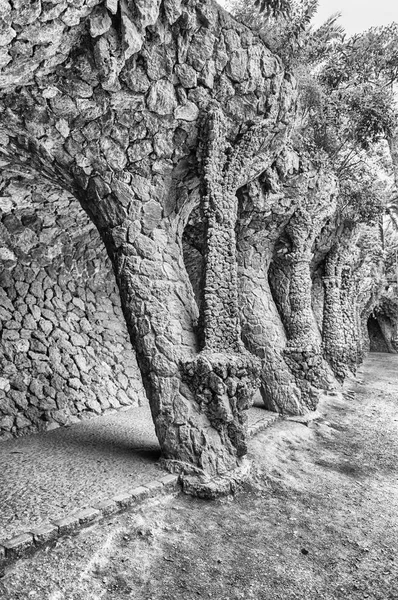Chemin à colonnades dans le Parc Guell, Barcelone, Catalogne, Espagne — Photo