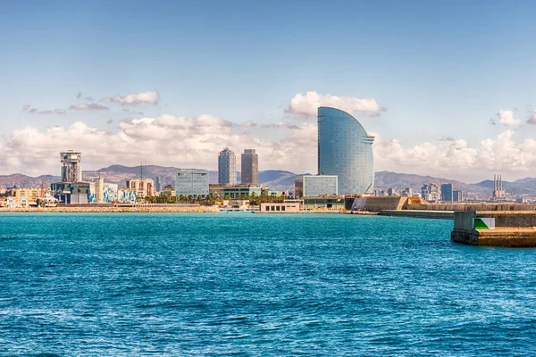 Vista del paseo marítimo desde el puerto, Barcelona, Cataluña, España — Foto de Stock