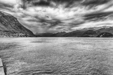 Kasabadan Varenna, İtalya Como Gölü üzerinden doğal görünüm