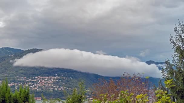 Zeitraffer einer großen Wolke, die sich gegen die Berge bildet — Stockvideo