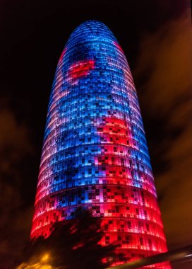 Torre Glories, eskiden Agbar, gece görünümü Barcelona, Catalonia, İspanya