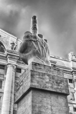 L.O.V.E. heykel tarafından M. Cattelan Piazza affari, Milan, İtalya