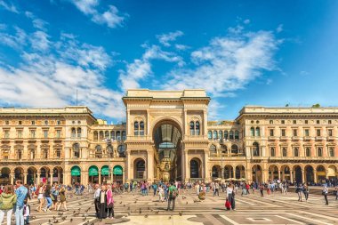 Galleria Vittorio Emanuele II'nin Piazza Duomo Milan, İtalya karşı karşıya