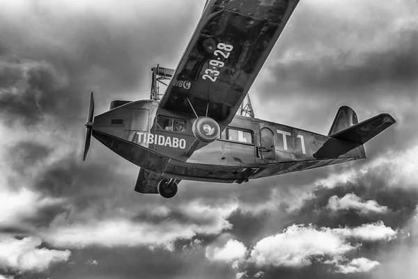 Rotes Flugzeugkarussell im Vergnügungspark Tibidabo, Barcelona, Katalonien, Spanien — Stockfoto