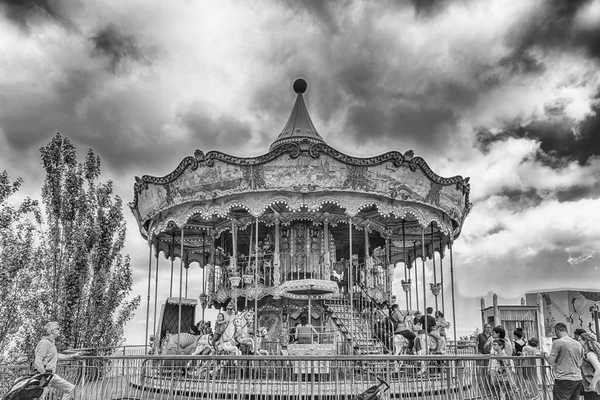 Carrossel vintage antigo no Tibidabo Amusement Park, Barcelona, Catalunha, Espanha — Fotografia de Stock