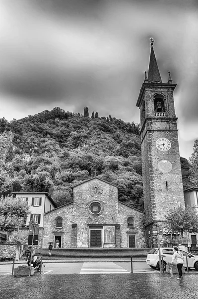 Gevel van St. George's church in Varenna, Comomeer, Italië — Stockfoto