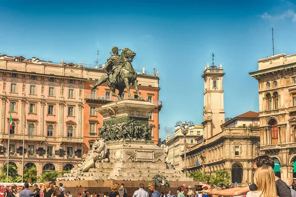 기념비 킹 승리자 Emmanuel Ii, 피아 자 두오모, 밀라노, 이탈리아 — 스톡 사진