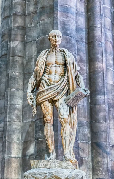 Estatua de Bartolomé Apóstol en la Catedral de Milán, Italia — Foto de Stock