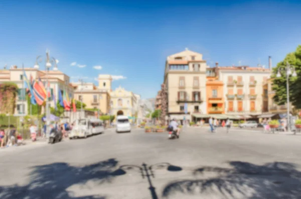 Oskarp bakgrund av Piazza Tasso, stora torget i Sorrento, Italien — Stockfoto