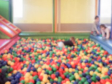 Çocuk Bahçesi havuzu renkli plastik topları ile ufuk arka plan