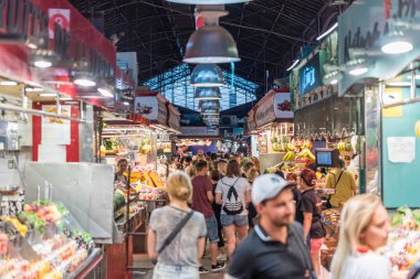 La Boqueria pazarının içinde La Rambla, Barcelona, Katalonya, İspanya
