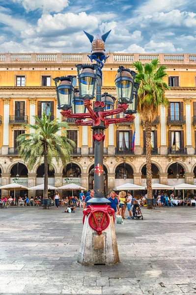 Lanterna di Antoni Gaudi in Placa Reial, Barcellona, Catalogna, Spagna — Foto Stock