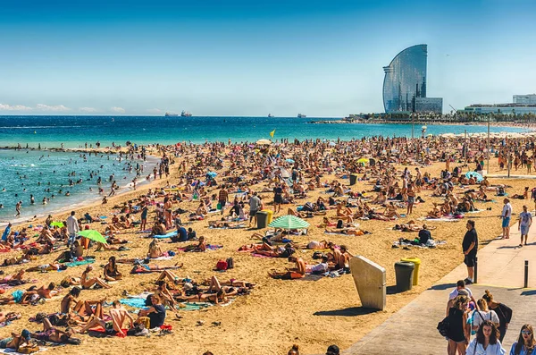 Un día soleado en la playa de la Barceloneta, Barcelona, Cataluña, España — Foto de Stock