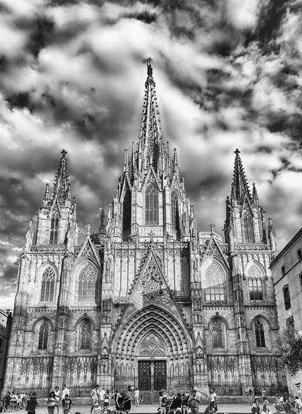 Fachada escénica de la Catedral de Barcelona, Cataluña, España — Foto de Stock