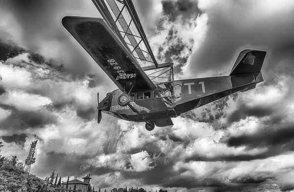 Rotes Flugzeugkarussell im Vergnügungspark Tibidabo, Barcelona, Katalonien, Spanien — Stockfoto