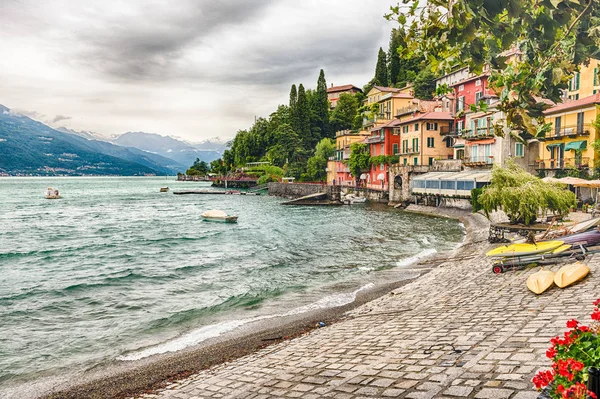 Den pittoreske landsbyen Varenna over Comosjøen i Italia – stockfoto