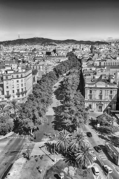 Vista aérea do centro comercial pedestre La Rambla, Barcelona, Catalunha, Espanha — Fotografia de Stock