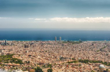 Tibidabo Dağı Barcelona, Katalonya, İspanya üzerinden havadan görünümü