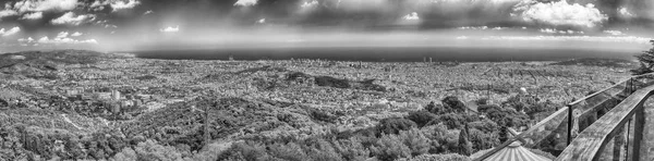 Vista panorámica desde la montaña del Tibidabo sobre Barcelona, Cataluña, España — Foto de Stock