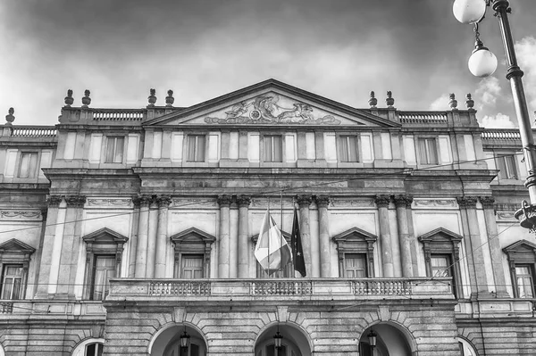 Facciata del Teatro alla Scala di Milano — Foto Stock