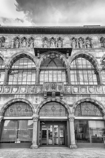 Loggia degli Osii, edificio histórico en Piazza Mercanti, Milán, Italia — Foto de Stock