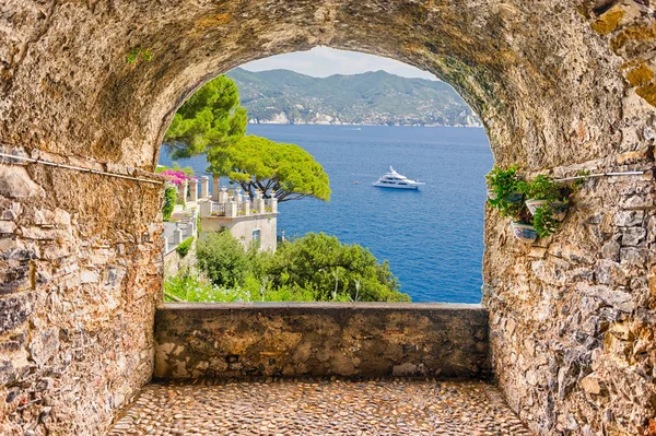 Portofino, Ligurya kıyı şeridi, İtalya'nın deniz manzarası manzaralı balkon kaya — Stok fotoğraf