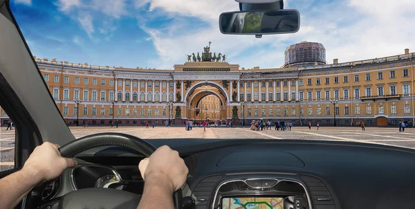 Besturen van een auto in Palace Square, St. Petersburg, Rusland — Stockfoto