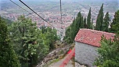 Teleferik ile doğal bir cityscape Gubbio, Orta Italya'nin en güzel Ortaçağ kentlerinden biri çatılar üzerinden işletim