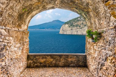 Sorrento, İtalya'dan Vesuvius bakan rock balkon