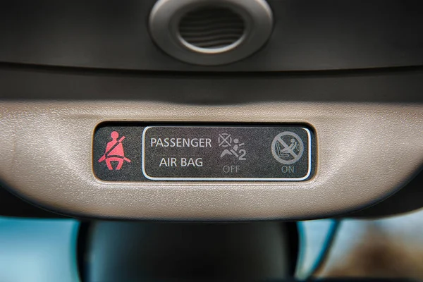 シートベルトとエアバッグ ライトのクローズ アップと車のインテリア — ストック写真