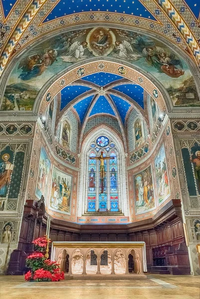 Vista interior da Catedral medieval de Gubbio, Úmbria, Itália — Fotografia de Stock