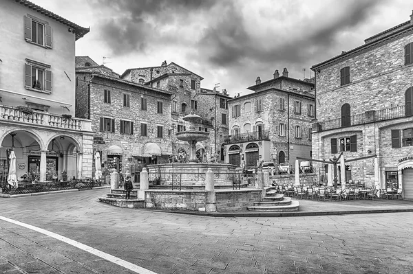 Szökőkút, a három lions, mérföldkő, Assisi, Olaszország — Stock Fotó