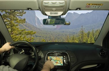 Yosemite Parkı, ABD bir vadiye doğru navigasyon sistemi kullanarak sürüş