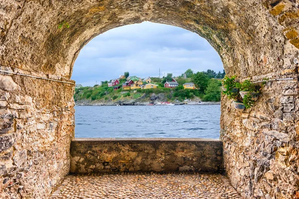 Felsenbalkon mit Blick auf bunte Häuser am Oslo-Fjord, Norwegen — Stockfoto