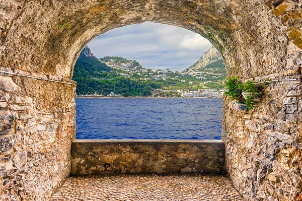 Balcone roccioso con vista sull'isola di Capri, Mar Mediterraneo, Italia — Foto Stock