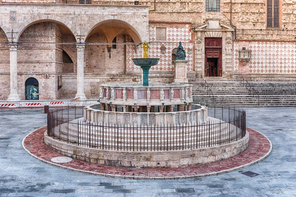 View of Fontana Maggiore, scenic medieval fountain in Perugia, Italy — Stock Photo, Image