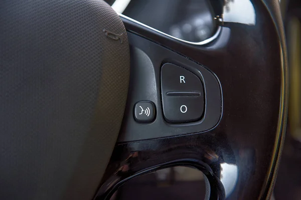 ステアリング ホイールのコントロール ボタンのクローズ アップと車のインテリア — ストック写真