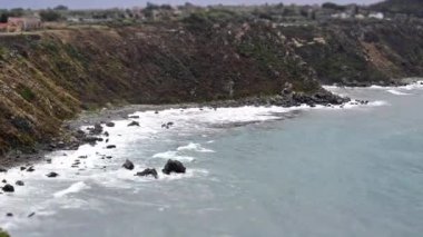 Milazzo, Sicilya, İtalya Akdeniz bir plajda çökmesini dalgaları ile Timelapse. Seemless döngü video