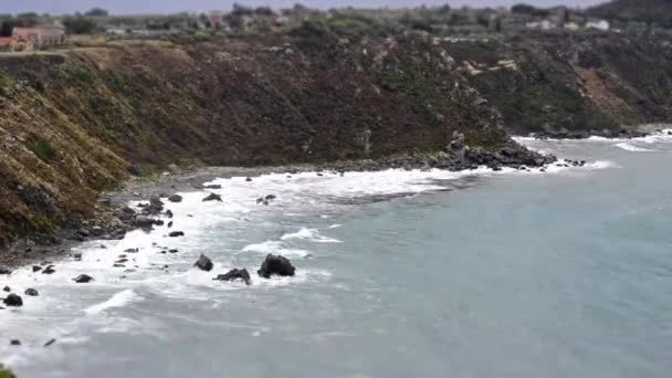 Timelapse Waves Crashing Medanean Beach Milazzo Sicily Italy Вроде Бесхитростное — стоковое видео