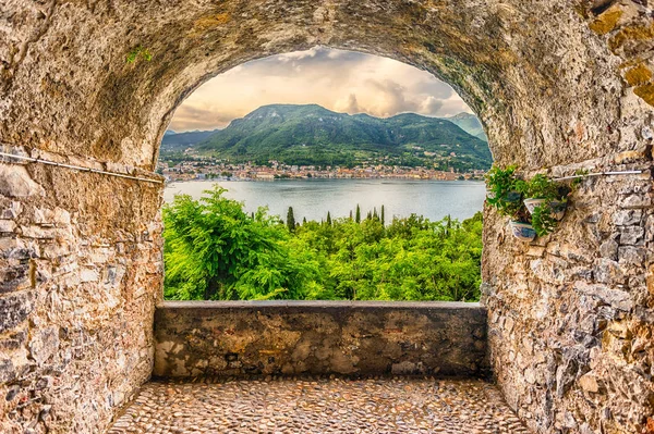 Varanda rochosa com vista para a cidade de Salo, Lago de Garda, Itália — Fotografia de Stock