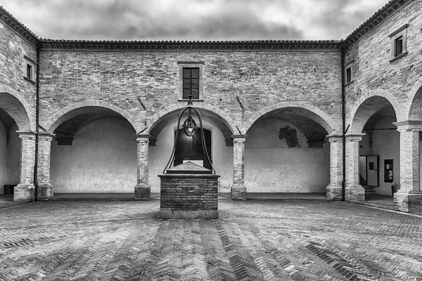 Antico chiostro della Basilica di Sant'Ubaldo, Gubbio, Italia — Foto Stock