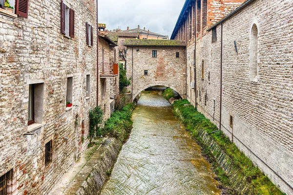 Festői utcáin a középkori Gubbio, Umbria, Olaszország — Stock Fotó