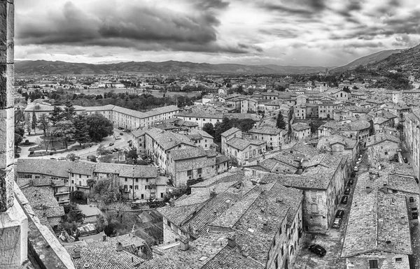 Panorámás kilátás nyílik a háztetőkre, Gubbio, Olaszország — Stock Fotó