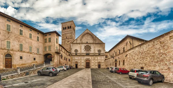 Exteriör panoramautsikt över den medeltida katedralen i Assisi, Italien — Stockfoto